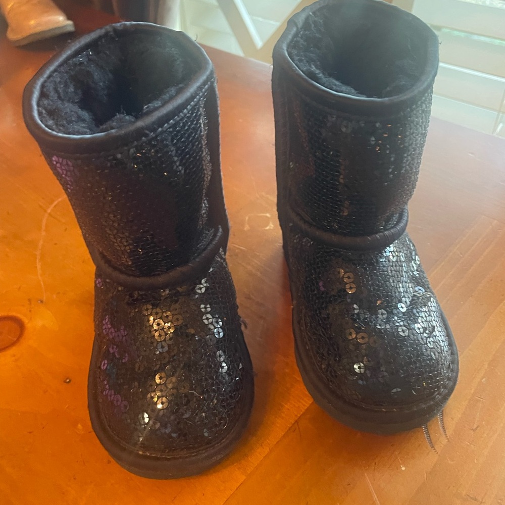 Pre -owned UGG Classic Short Black Sequin Boots size 6